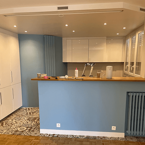 Rénovation d'une cuisine avec des peintures de couleurs bleus et blanches