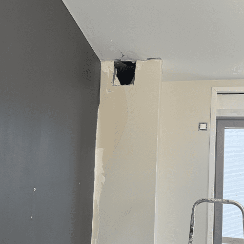 troue causé par un dégât des eaux sur un mur dans un appartement