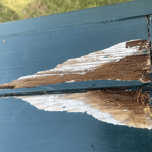fenêtre en bois dégradée et cassée avant rénovation par un artisan