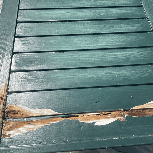 fenêtre en bois d'extérieur dégradée et cassée avant une rénovation